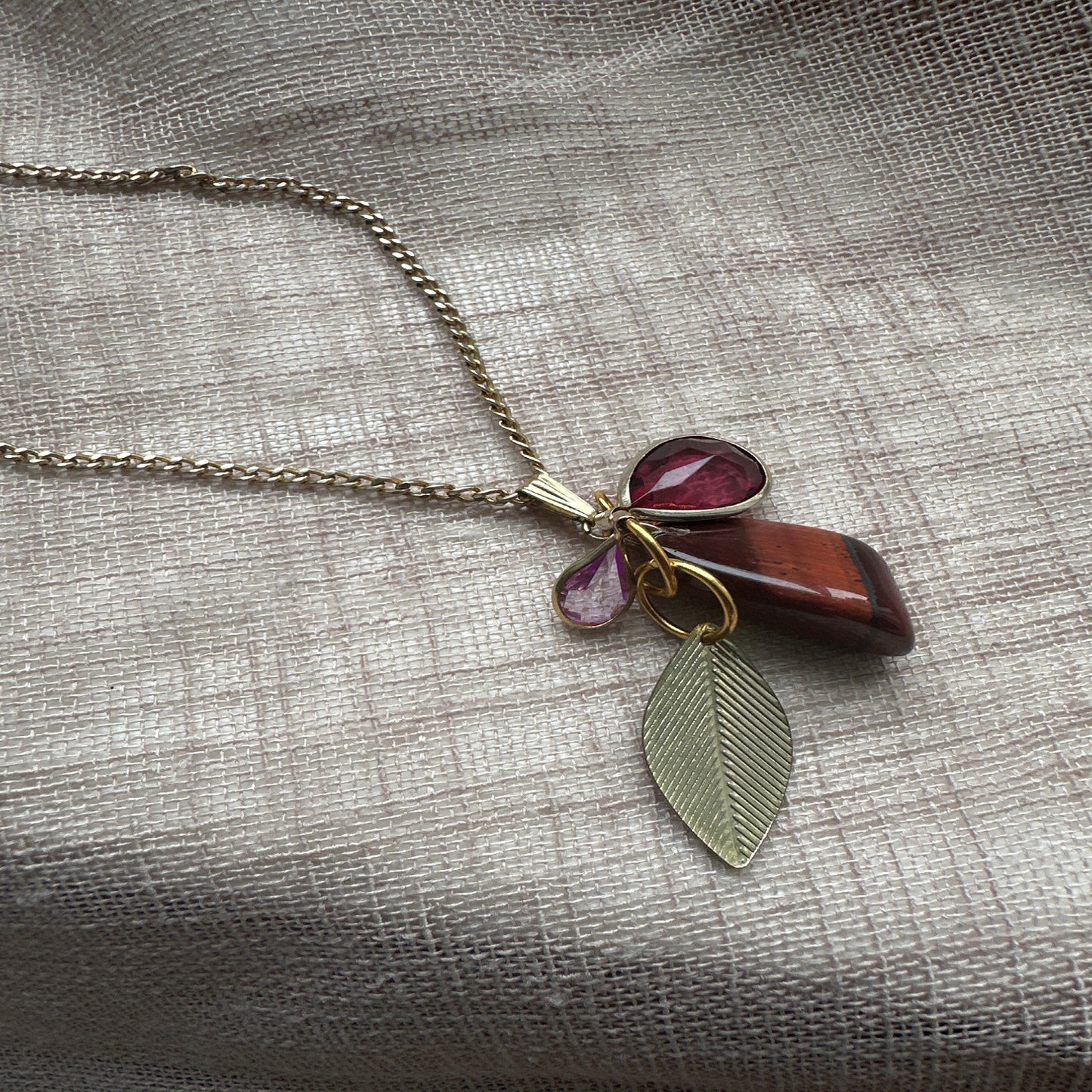 Golden leaf necklace from Regilt – nature-themed vintage jewelry.