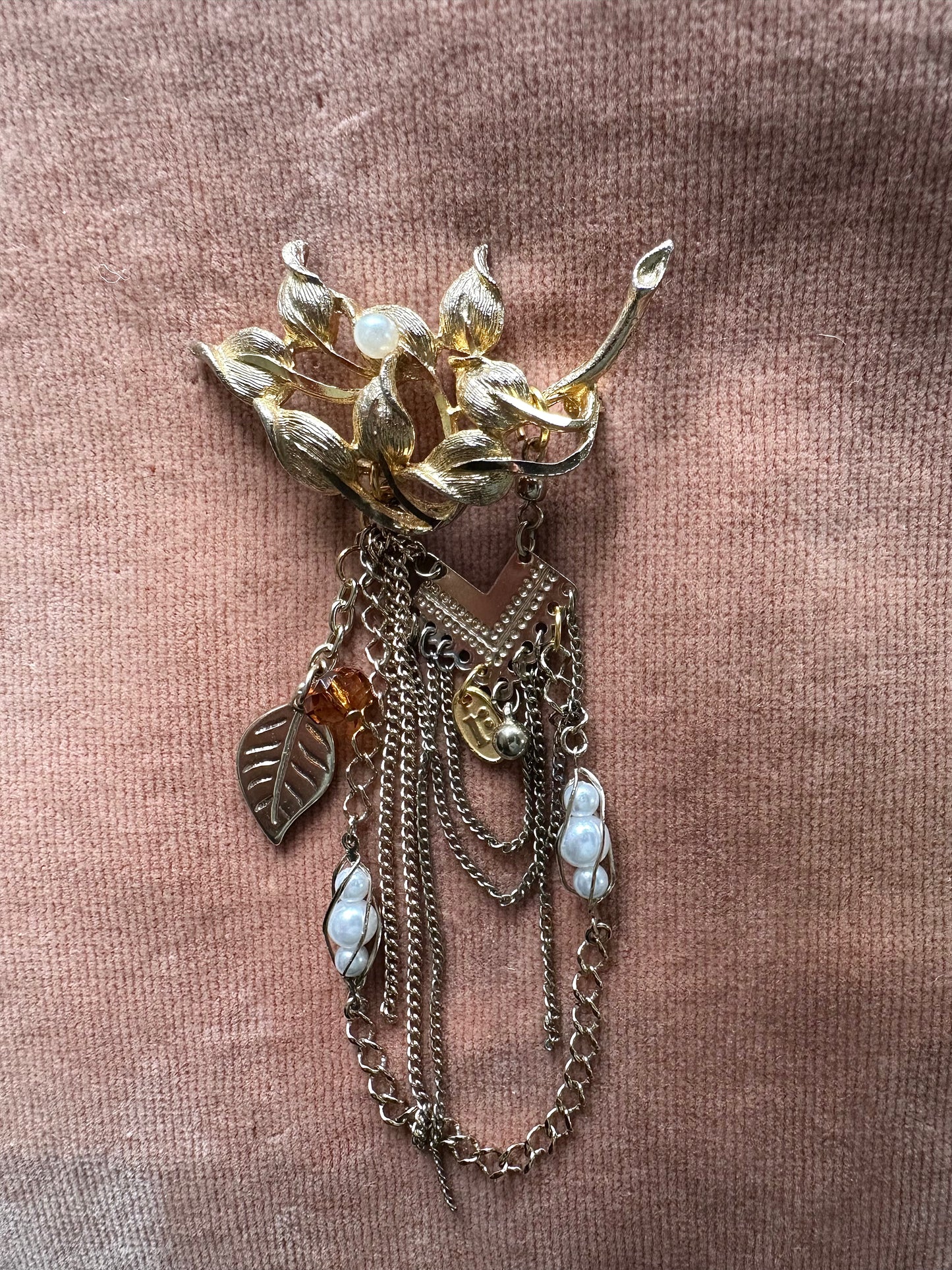 Pearl Leaf Vintage Charm Brooch